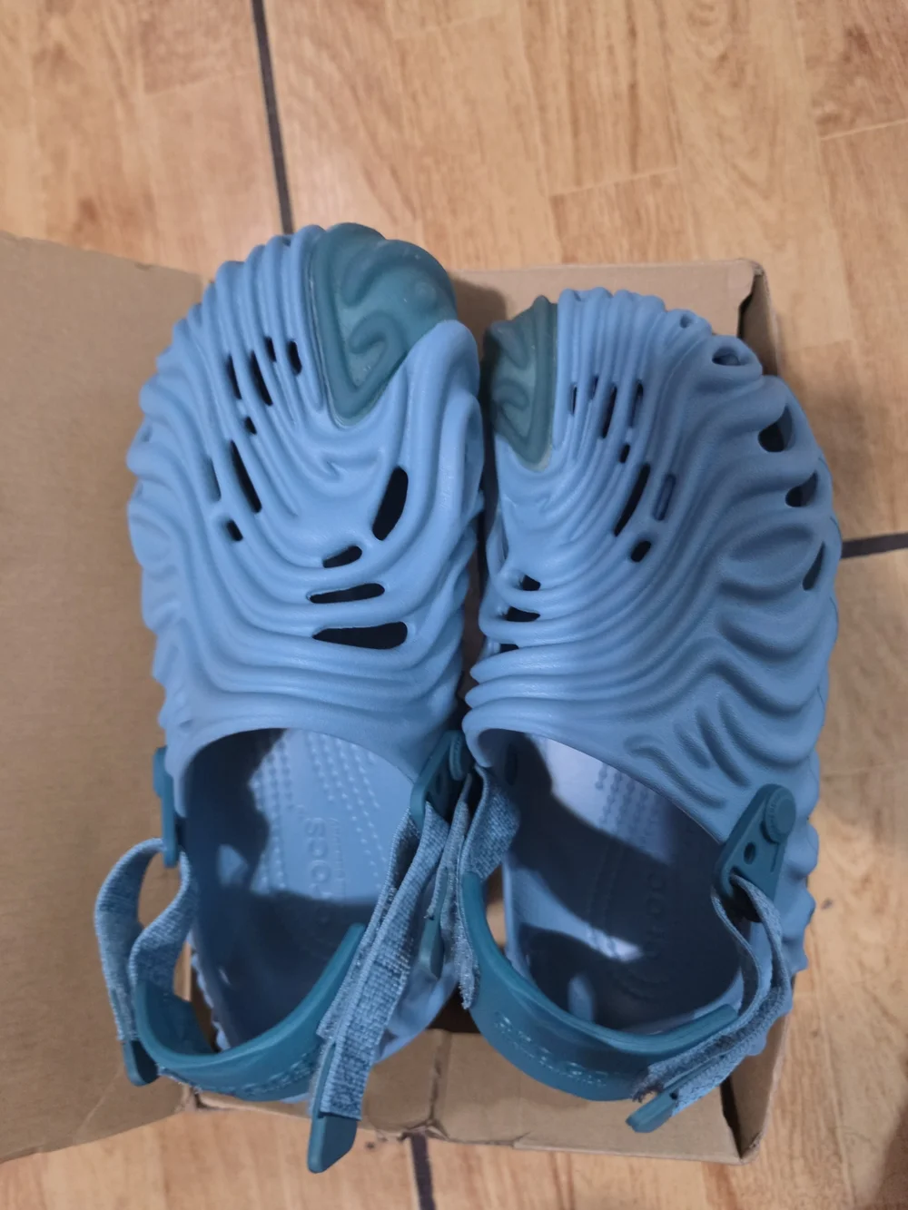 salehbemberry CROCS 7y Aqua Textured Slide with Adjustable Heel Strap.